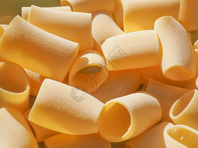 Paccheri 意大利面食物管子美食黄色背景图片