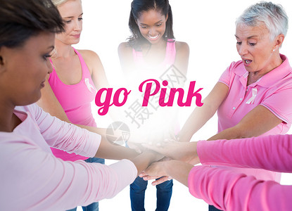 身穿粉色带和乳癌丝带的妇女携起手来金发头发微笑健康多样性福祉机构团结丝带黑发背景图片