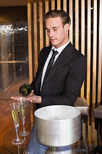 英俊男人倒香槟杯酒背景图片