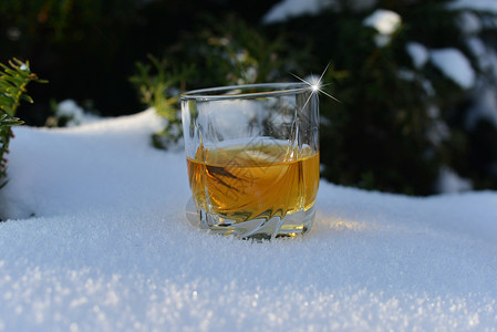 雪中冰冷的威士忌背景图片