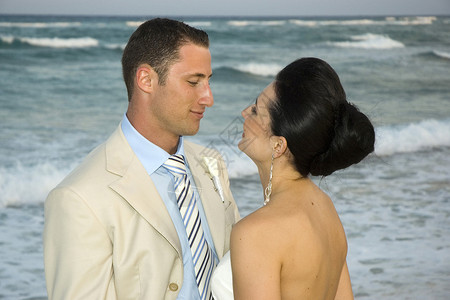加勒比海海滩婚礼波浪海洋夫妻新娘农奴天空婚姻裙子背景图片