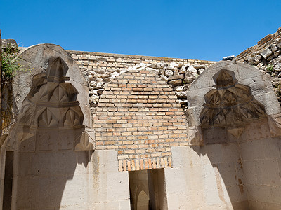 土耳其丝绸之路上的苏丹哈尼大篷车大理石建筑学拱廊古董石头火鸡入口蓝色门廊雕刻背景图片