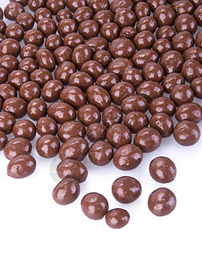 巧克力球 背景中的巧克力球礼物可可团体牛奶圆形美食小吃白色棕色坚果背景图片