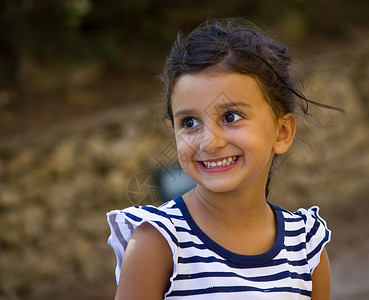 花园里的小女孩女孩公园食物场地草地植物园丁微笑快乐园艺背景图片
