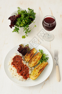 葡萄酒叶带饭和香食 新鲜草药和一杯红酒的炸烤菜背景