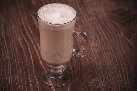 奶油泡沫咖啡拿铁盛在高玻璃杯中牛奶泡沫水平饮料勺子玻璃杯子拿铁咖啡奶油背景