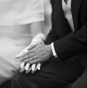 新娘和新郎的手在婚礼结婚仪式上女性家庭衬衫订婚庆典人类摄影成人礼服宴请背景图片