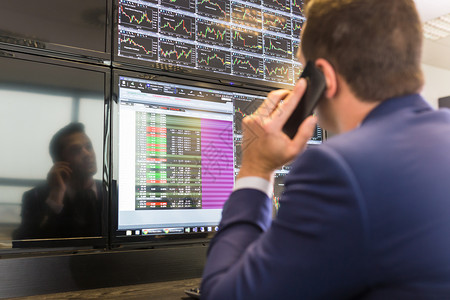 股票交易商在看电脑屏幕生长金融男人贸易办公室投资者工作管理人员技术库存股票交易员高清图片素材