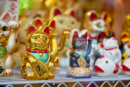 日本幸运猫雕塑动物塑像招财猫护符传统迷信金钱背景图片