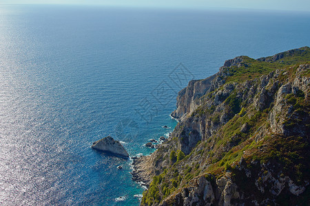 海岸上的岩石旅游石头植物旅行悬崖太阳地平线背景图片