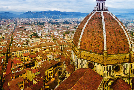 佛罗伦萨中世纪杜奥莫大教堂的屋顶视图背景图片