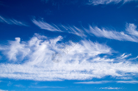 蓝天上柔软的白云背景图片