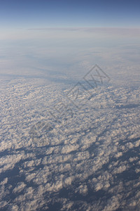 蓝色天空 从飞机窗口看到云彩摄影视图风景天气低角度白色背景图片