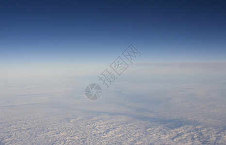 蓝色天空 从飞机窗口看到云彩视图低角度白色风景摄影天气背景图片