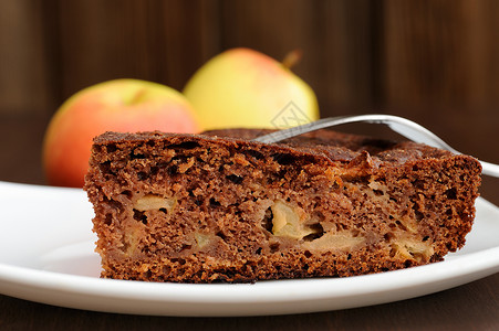 小块蛋糕巧克力苹果蛋糕和苹果小块桌子美食盘子黄色甜点红色馅饼糕点木头棕色背景