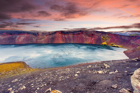 湖高地红色火山日落陨石山脉紫色黄色作用天蓝色背景图片