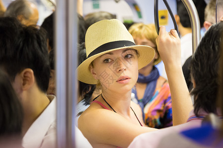旅游者乘坐公共交通工具旅行公共汽车帽子城市运输火车过境游客管子民众成人年轻的高清图片素材