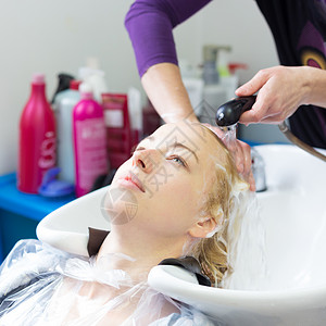 发型沙龙 洗头发时的女人服务治疗造型师理发化妆品按摩淋浴女孩洗发水女士产品高清图片素材