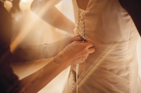 新娘穿上结婚礼服背景图片
