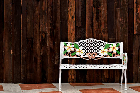 在旧木墙前面的椅子上装饰房子花园白色木头棕色风格建筑学背景图片