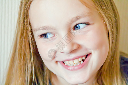 长着大蓝眼睛的可爱女孩蓝色白色孩子女学生童年金发眼睛背景图片