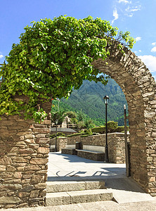 安道尔历史中心La Vella的石拱门高清图片