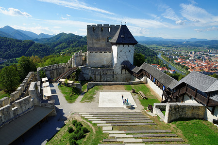 斯洛文尼亚Celje中世纪城堡 萨文贾河上方垛口爬坡房子楼梯村庄蓝色视角院子正方形堡垒背景图片