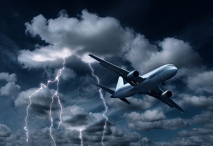 闪电螺栓飞过雷暴的客机背景