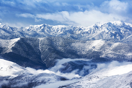 视图山雪景观薄雾天线海洋顶峰风景蓝色天空白色背景图片
