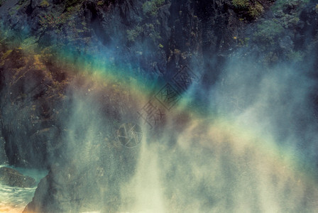 在瀑布之上的彩虹高清图片
