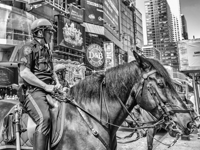 警察日灯箱美国纽约州纽约 - 6月11日 警察骑马到市中心背景