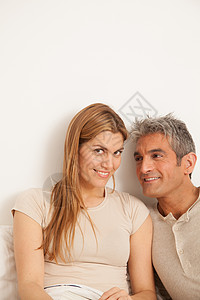 快乐的一对情侣观看相片专辑财产卧室公寓房子睡衣微笑婚姻女性男人夫妻背景图片