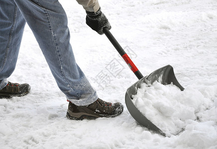 铲雪雪漂移白色小路暴风雪雪堆季节男人劳动男性天气背景图片