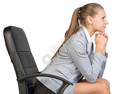 女商务人士坐在办公椅子上 头部靠在她手上马尾辫女性倾斜快乐座位工作室职业黑色照片女士背景图片