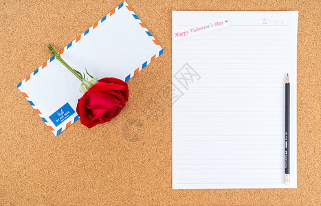纸板 用纸纸纸和铅笔装纸的木板 上面有玫瑰邮件木头笔记备忘录床单空白软木婚礼白色背景图片