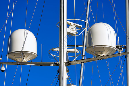 一艘游艇上的雷达和通讯塔监视绳索收音机奢华技术旅行声呐发射机天线渡船导航高清图片素材