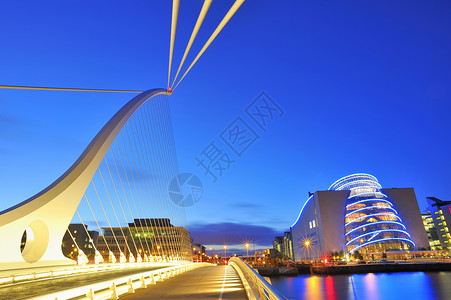 塞缪尔贝克特桥爱尔兰的灯光大都会高清图片