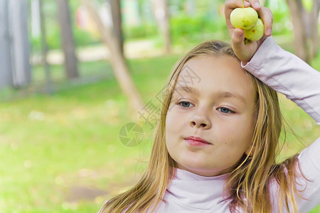 有苹果的可爱女孩蓝色女学生童年孩子金发白色背景图片