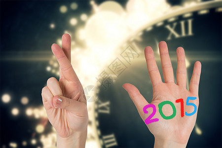 双手的复合图像派对金子数字划线手指新年火花计算机白色绘图背景图片