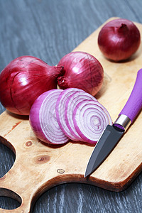 切片洋葱素食者沙拉营养烹饪蔬菜植物课程健康饮食食物红色背景图片