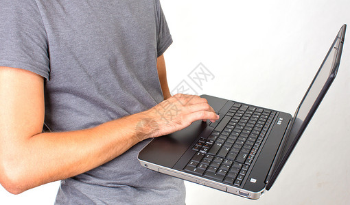 手持手提笔记本电脑水平展示屏幕灰色工作室力量摄影反射技术机动性背景图片