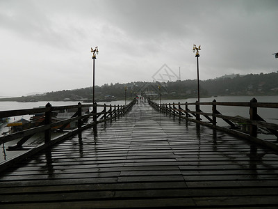 雨日的孟桥背景图片