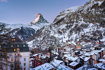 雪中城市Zermatt 山谷和的空中观察 瑞士黎明首脑景观假期蓝色村庄滑雪顶峰高山天际城市背景