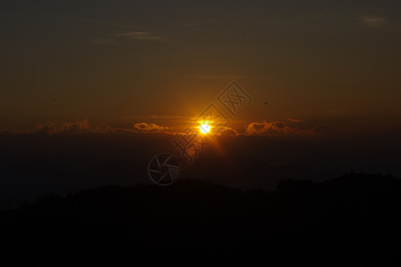 太阳在山上升起日出天空红色旅游观光旅行阴影背景图片