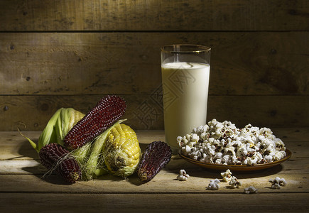玉米牛奶自然有机的高清图片