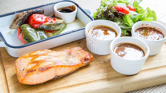 马哈马牛排鳟鱼栖息蔬菜食物烧烤鳕鱼低音海鲜白色绿色高清图片