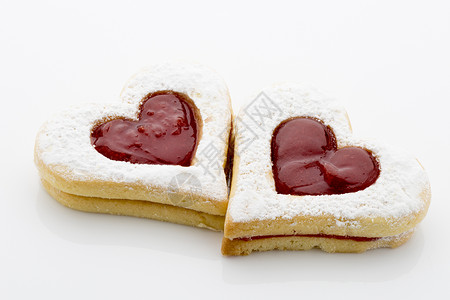 心脏形状上的曲奇在白色背景上被孤立小吃烘烤饼干甜点宏观美食背景图片