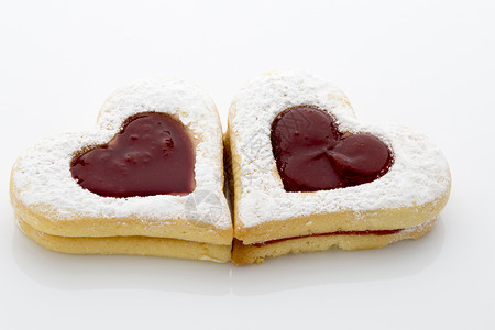 心脏形状上的曲奇在白色背景上被孤立甜点饼干烘烤美食宏观小吃背景图片