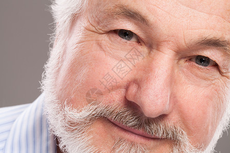 有灰胡子的英俊老年男子白色灰色微笑男性头发男人祖父胡须背景图片