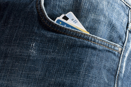牛仔裤前口袋的信用卡背景图片